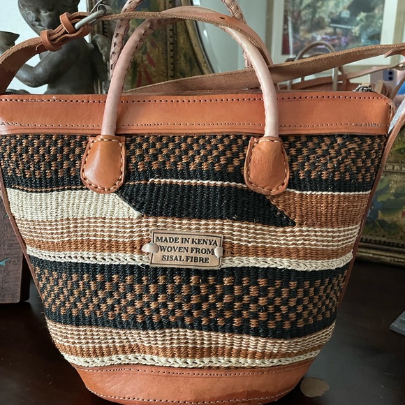 BEAUTIFULLY WOVEN BAG HANDMADE FROM KENYA - Picture 3 of 6